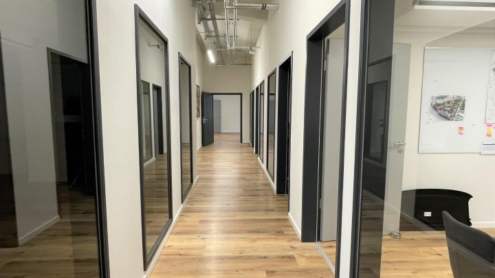 Modernes Büro hinter historischer Fassade auf dem Cologneo-Campus