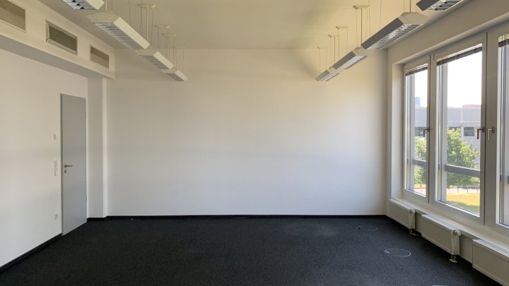 Modernes Bürohaus mit bodentiefen Fenstern vis á vis der Messe