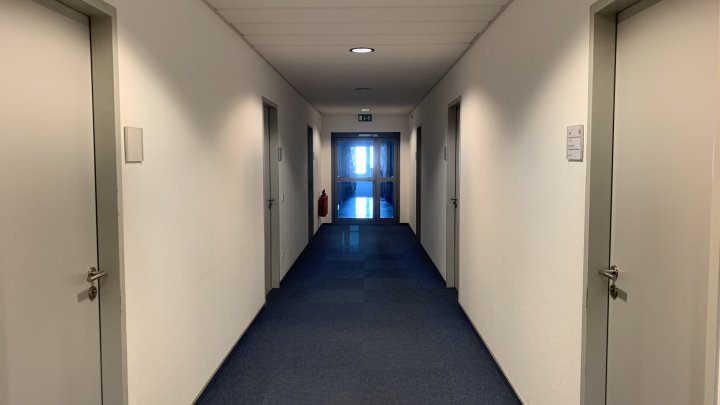 Modernes Bürohaus mit bodentiefen Fenstern vis á vis der Messe