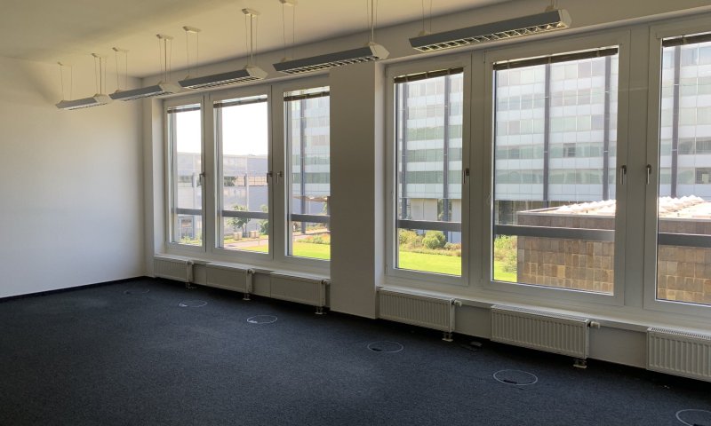 Modernes Bürohaus mit bodentiefen Fenstern vis á vis der Messe