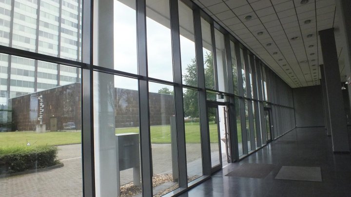 Modernes Bürohaus mit bodentiefen Fenstern vis á vis der Messe