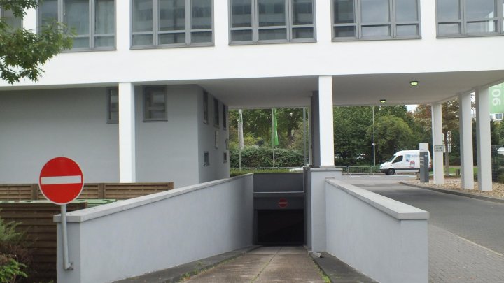 Modernes Bürohaus mit bodentiefen Fenstern vis á vis der Messe