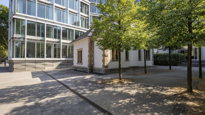 Moderne Büros auf historischem Grund im 