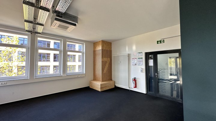 Büroloft mit Glaswänden und Kühlung zu vermieten