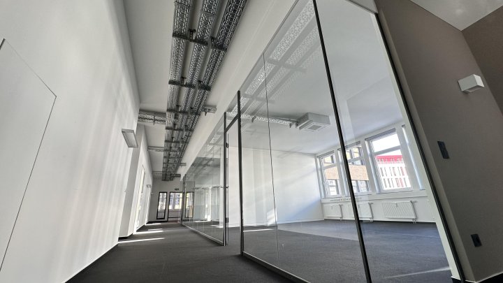 Büroloft mit Glaswänden und Kühlung zu vermieten