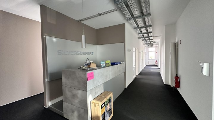 Büroloft mit Glaswänden und Kühlung zu vermieten