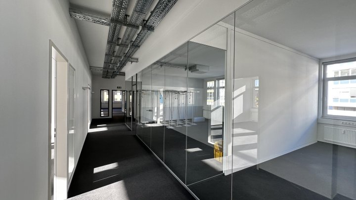 Büroloft mit Glaswänden und Kühlung zu vermieten