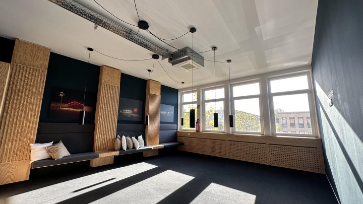 Büroloft mit Glaswänden und Kühlung zu vermieten