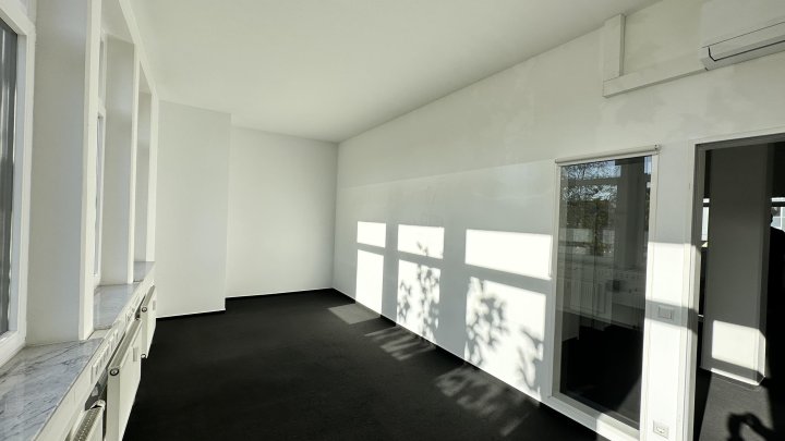 Büroloft mit Glaswänden und Kühlung zu vermieten