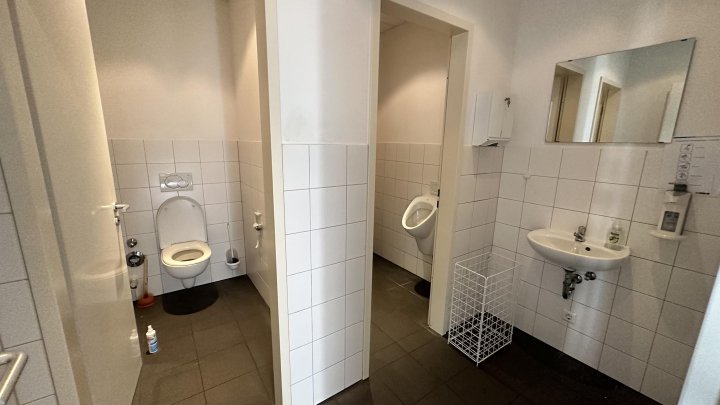 Büroloft mit Glaswänden und Kühlung zu vermieten