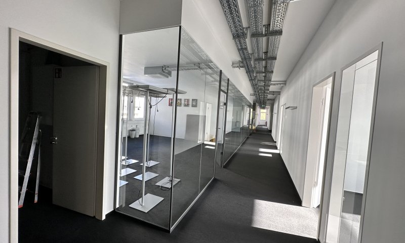 Büroloft mit Glaswänden und Kühlung zu vermieten