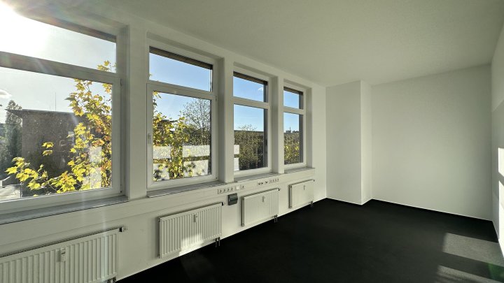Büroloft mit Glaswänden und Kühlung zu vermieten