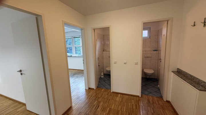 Kleines Büro im ruhigen Hinterhof mit Parkettboden