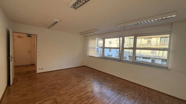 Kleines Büro im ruhigen Hinterhof mit Parkettboden