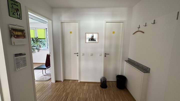 Kleines Büro im ruhigen Hinterhof mit Parkettboden