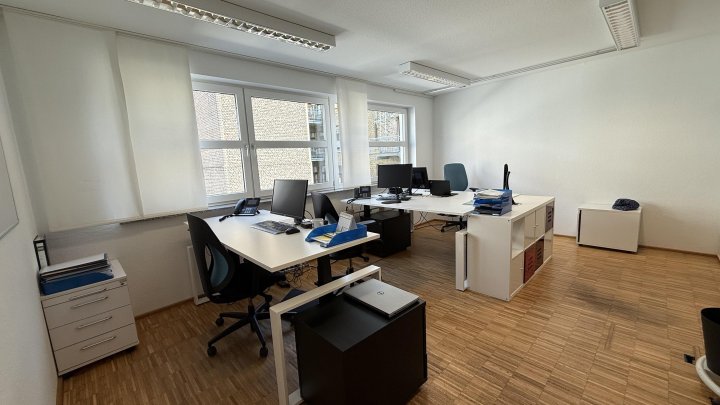 Kleines Büro im ruhigen Hinterhof mit Parkettboden