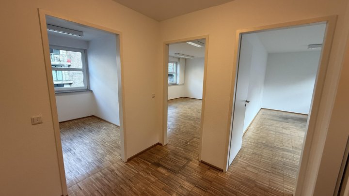 Kleines Büro im ruhigen Hinterhof mit Parkettboden