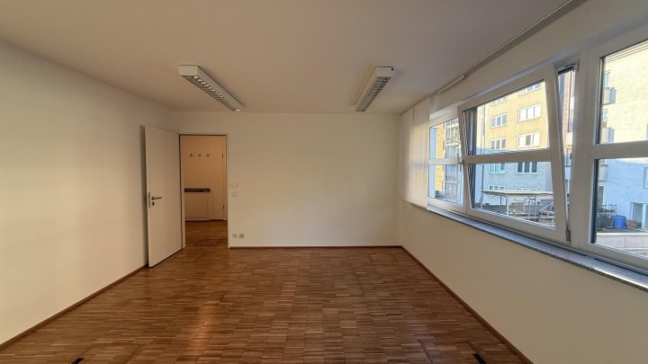 Kleines Büro im ruhigen Hinterhof mit Parkettboden