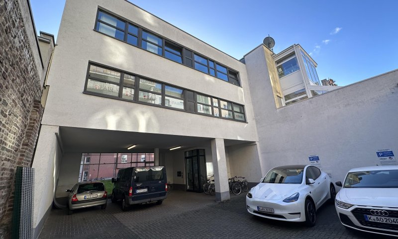 Kleines Büro im ruhigen Hinterhof mit Parkettboden