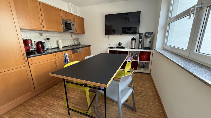 Kleines Büro im ruhigen Hinterhof mit Parkettboden