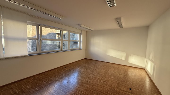 Kleines Büro im ruhigen Hinterhof mit Parkettboden