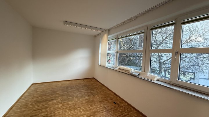 Kleines Büro im ruhigen Hinterhof mit Parkettboden