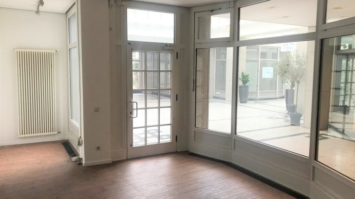 Repräsentative Ladenfläche hinter Denkmalgeschützter Fassade in schicker Galerie!