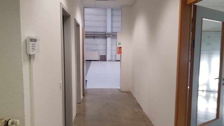 Funktionale Lagerflächen mit angeschlossenen Büros