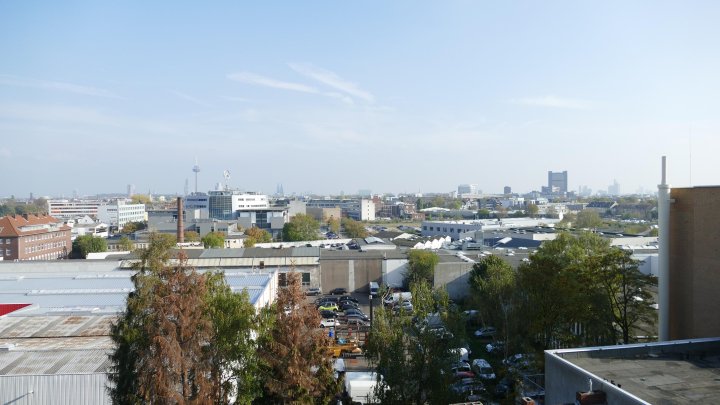 Büroflächen hinter attraktiver Spiegelfassade