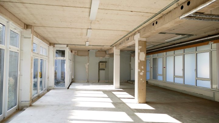 Büroflächen hinter attraktiver Spiegelfassade