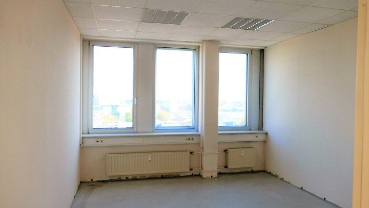 Büroflächen hinter attraktiver Spiegelfassade