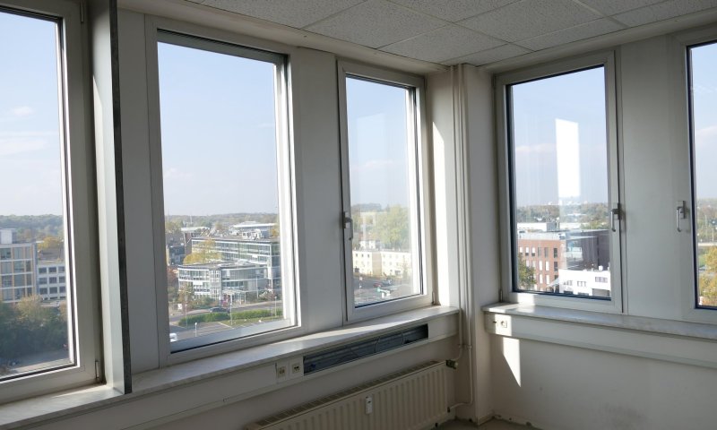 Büroflächen hinter attraktiver Spiegelfassade