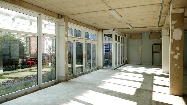 Büroflächen hinter attraktiver Spiegelfassade