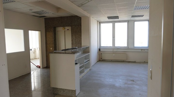 Büroflächen hinter attraktiver Spiegelfassade