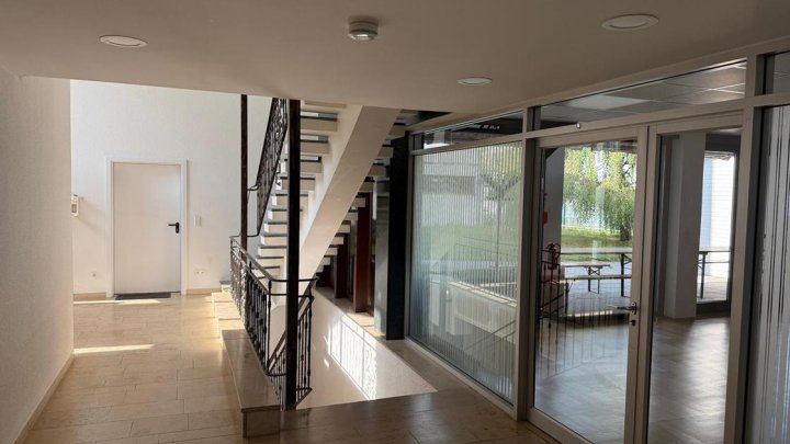 Vielseitiges Hallenareal mit Wohnhaus, Bürotrakt und großzügigen Außenflächen