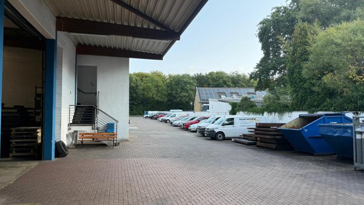 Vielseitiges Hallenareal mit Wohnhaus, Bürotrakt und großzügigen Außenflächen