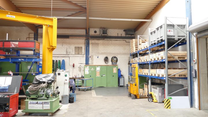 Vielseitiges Hallenareal mit Wohnhaus, Bürotrakt und großzügigen Außenflächen