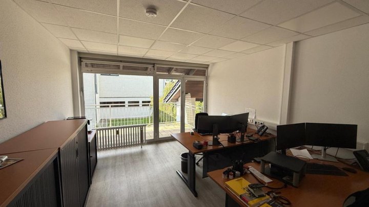 Vielseitiges Hallenareal mit Wohnhaus, Bürotrakt und großzügigen Außenflächen