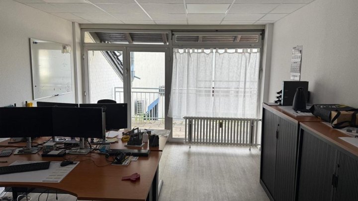 Vielseitiges Hallenareal mit Wohnhaus, Bürotrakt und großzügigen Außenflächen