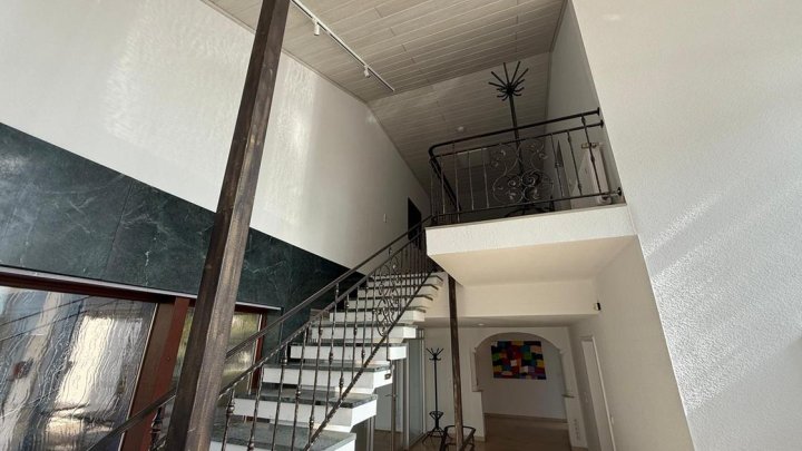 Vielseitiges Hallenareal mit Wohnhaus, Bürotrakt und großzügigen Außenflächen