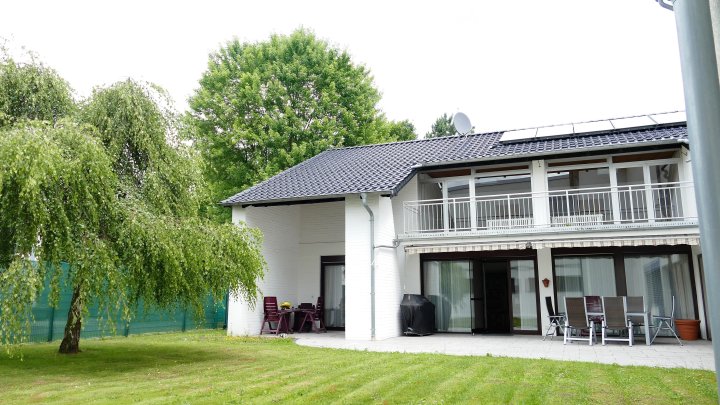 Vielseitiges Hallenareal mit Wohnhaus, Bürotrakt und großzügigen Außenflächen