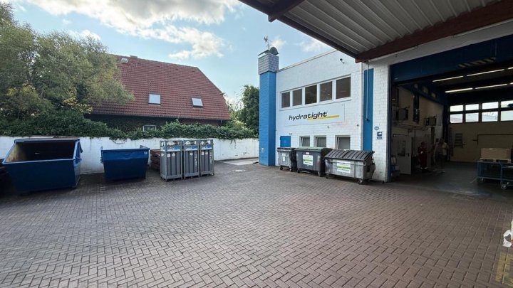 Vielseitiges Hallenareal mit Wohnhaus, Bürotrakt und großzügigen Außenflächen