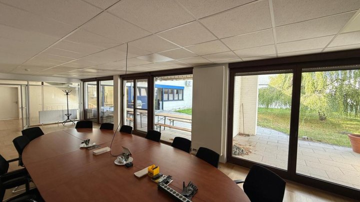 Vielseitiges Hallenareal mit Wohnhaus, Bürotrakt und großzügigen Außenflächen