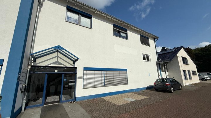 Vielseitiges Hallenareal mit Wohnhaus, Bürotrakt und großzügigen Außenflächen