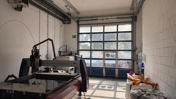 Vielseitiges Hallenareal mit Wohnhaus, Bürotrakt und großzügigen Außenflächen