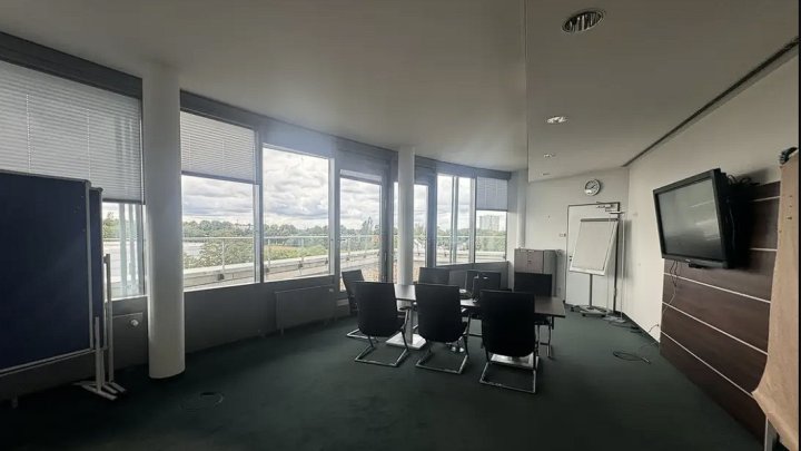 Moderne Büroimmobilie mit flexiblen Flächen und Dachterrasse in Köln-Porz