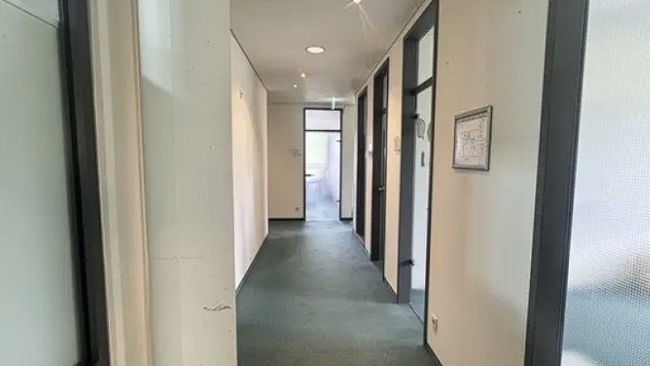 Moderne Büroimmobilie mit flexiblen Flächen und Dachterrasse in Köln-Porz