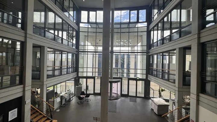 Moderne Büroimmobilie mit flexiblen Flächen und Dachterrasse in Köln-Porz