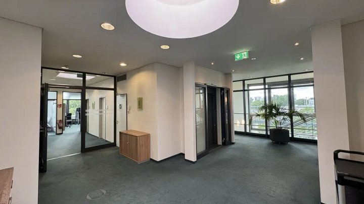 Moderne Büroimmobilie mit flexiblen Flächen und Dachterrasse in Köln-Porz