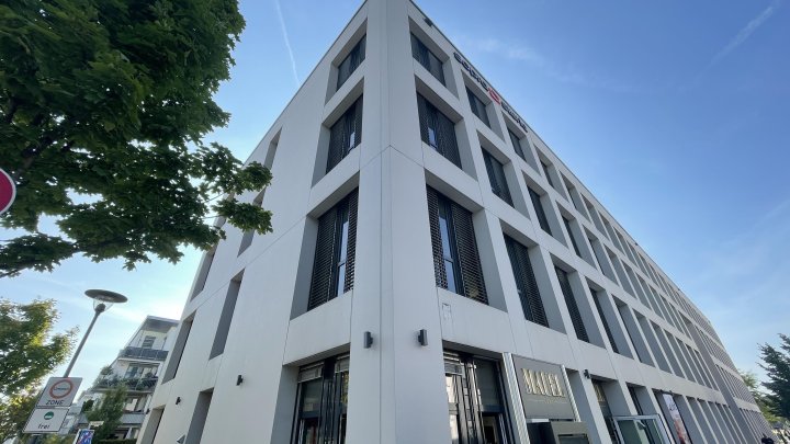 Moderne Büros mit bodentiefen Fenstern am Deutzer Feld